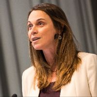 The City Love Theatre apartment : un appartement moderne de deux chambres, avec vue sur un théâtre.