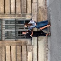 Maison d'artiste avec une terrasse dans un jardin.