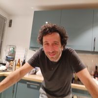 Appartement calme et ensoleillé. Proche du Père-Lachaise et des métros parisiens.