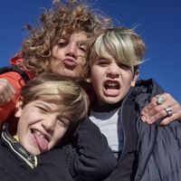 Maison atypique en bord de rivière avec un grand jardin.