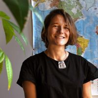 Cocon chaleureux et lumineux, avec piano, livres, disques...