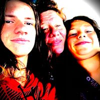 La maison de Séverine est isolée, ronde, construite en terre et en paille a l’oree d’une forêt.