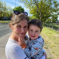 Family home in the heart of a vibrant village with access to a large 'wild' garden!