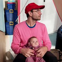 Grand appartement très agréable, au dernier étage et plein de livres, au cœur d'un quartier vivant