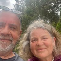 c'est une ancienne ferme rénovée entourée de montagne, prés d'une rivière, en pleine nature