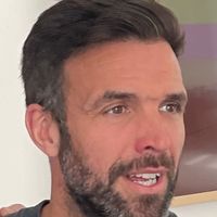 L'appartement est en plein coeur du marais, à deux pas du métro république.