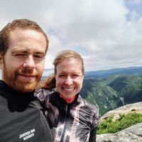 Stunning Rosemont townhouse with sauna, EV, and backyard