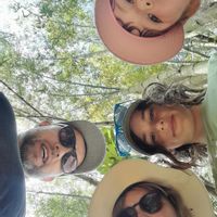 Maison en pierre de Julien, Sandra Arthur et Anna au coeur d'un village fleuri