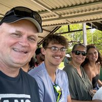 5-bedroom, 4 Bathroom house Spacious open plan design with back garden  9 min from Blouberg Beach