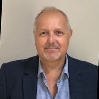 Bright Top-Floor Apartment in Al Hamra Village – Beach & Pool Access