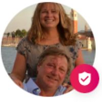 Coachhouse studio apartment on Private lane in a Tranquil setting with Beautiful Gardens and Pool.