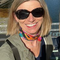 La maison de ROZENN est située en ville proche de tous commerces et au milieu des arbres et rivière.