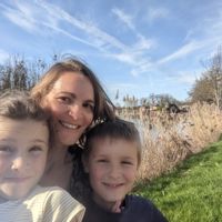 Maison récente et écologique en bois, très lumineuse et située au bord d'un canal