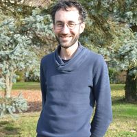 Appartement de 3 chambres avec une grande terrasse. Situé dans un quartier calme et vert.