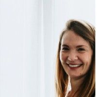 La chambre est composé d'un lit double et d'un dressing au sein d'une maison à 5 min du tram B