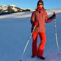 La maison de Sophia est une belle maison entourée d’un vaste jardin arboré et d’une grande piscine.