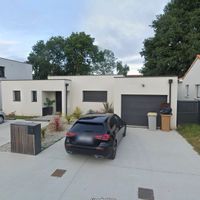 Maison domotique construite en 2022 et tres calme. Magasins, pharmacie a 850 m du centre.