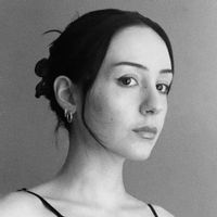 Maison au milieux de la forêt avec un grand lac