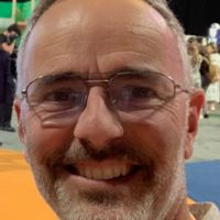 On se trouve à 400 mètres de la mer près du quartier très sympathique et commerçant  du Mourillon