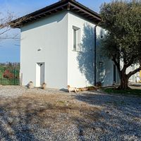 Casa in campagna vicino al Lago di Garda. Nei dintorni campi e in lontananza le montagne.