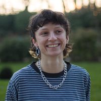 Maison lumineuse située dans un quartier résidentiel calme, avec un charmant jardin.