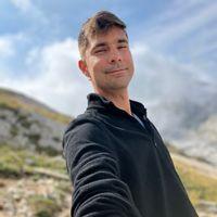 CHAMBRE AVEC VUE UNIQUE, AU CENTRE-VILLE Proche de la gare de train / bus / aéroport