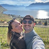 Appartement avec séjour lumineux, une chambre avec sa salle de bain attenante et un grand balcon.