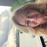 Jennifer's luxurious apartment is located on the Brisbane river with sweeping river and city views