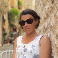 Un appartement lumineux, avec une terrasse et un quartier qui offre de nombreux services