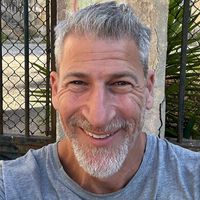 A beautiful retreat among the trees, on a lake, and 15 minutes walk to a beautiful beach.