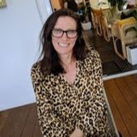 Jessica's house bohemian retreat in central St Kilda. Cosy and arty in a quiet street.