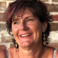 Water's Edge. Pet friendly waterfront home. Private jetty and stunning sunsets. 45mins from Sydney.