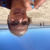 Vidrios de colores , casa de dos plantas , entrada de garage y cerco vivo casa blanca con palmera