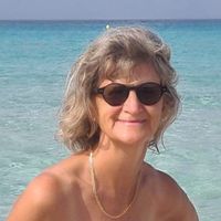 Apartment on the third floor of our house in the center: garden, barbecue and small pool.