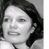 La maison de Séverine, Nicolas et leurs enfants dans les ruelles du village.