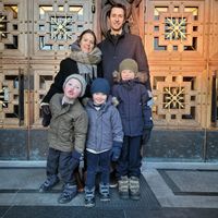 Familiy-friendly home located in the midst of beautiful mountains and by the fjord.