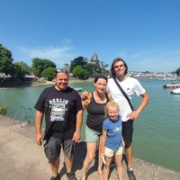 Maison de ville avec jardin bien située, à 10mn à pied des remparts d'Avignon , bus à proximité .