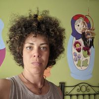 Habitación soleada en piso artístico en Valencia.