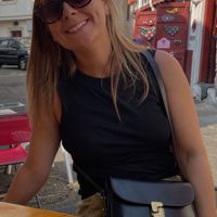 Charmante maison exposée plein sud comprenant 3 chambres et un beau jardin avec piscine.