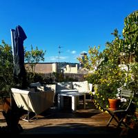 Atico soleado todo el día. Terraza 100 m2 totalmente ajardinada. Excelentes vistas. Barrio gótico.