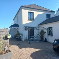 Grande maison contemporaine très bien équipée et grand jardin en ville mais au vert.