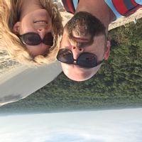 Chalet de 65m2 dans un écrin de verdure non loin d'un petit village médiéval de 150 âmes, nous sommes isolés au calme mais l'autoroute à moins de 5 minutes nous rend la vie facile. Nous profitons depuis la piscine d'une magnifique vue sur la vallée et les