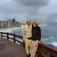 Es un PH antiguo de techos altos reciclado,  pocos muebles y salon de practica de yoga y baile