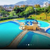 Es un estudio. Tiene un sofá cama doble..Está a 10 minutos de la playa