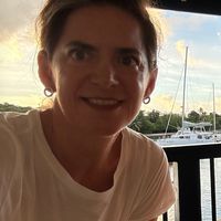 Sunny, spacious corner apartment with 1940’s charm