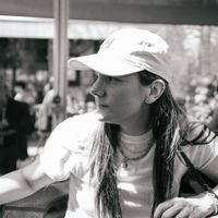 Treetop living in Buda – design home by the park