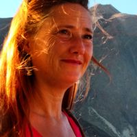 Vue extraordinaire sur la montagne, à 7 minutes en voiture de la plage. Magnifique balcon.