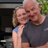 Hengistbury Reach:2 bedroom coastal holiday let near beaches & New Forest. Feature lit hot tub.