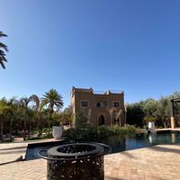 Nichée dans la palmeraie, Dar Lily est une villa familiale avec jardin arboré et piscine privée.