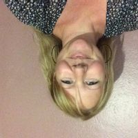 L'appartement de Laurence est très agréable, bien situé et facile d'accès. A côté de commerces et de la voie rapide, il permet de se rendre rapidement aux plages, aux départs des randonnées, au chef lieu avec son aéroport, aux sites touristiques de l'île... et de faire ses courses à pieds. La résidence toute neuve, sécurisée, comporte une piscine privée et un ascenseur. Deux chats câlins et casaniers vous accueilleront dans l'appartement qui comporte une chambre, un séjour-cuisine équipée, une terrasse agréable, une grande salle de bain, des toilettes séparés et un cellier. C'est un pied à terre idéal pour les vacances et découvrir ou re-découvrir La Réunion !